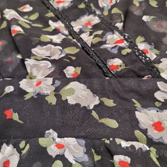 Romy | Sheer Floral Blouse - Picture 4 of 13